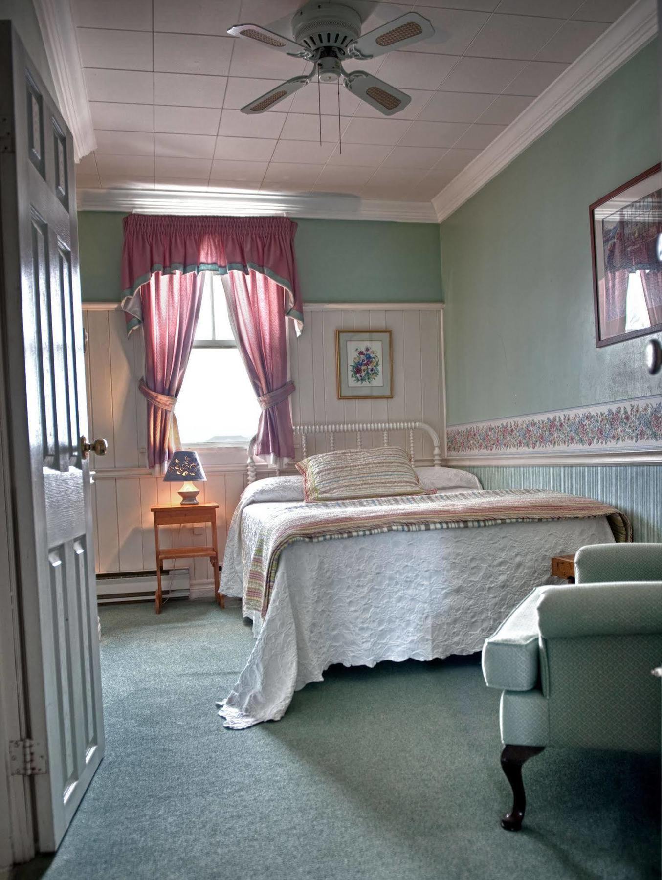 Telegraph House Motel Baddeck Inlet エクステリア 写真